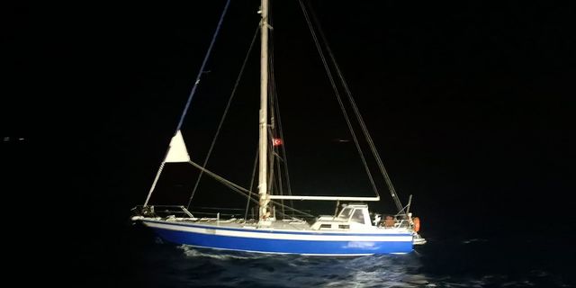 İzmir açıklarında 56 göçmen yakalandı
