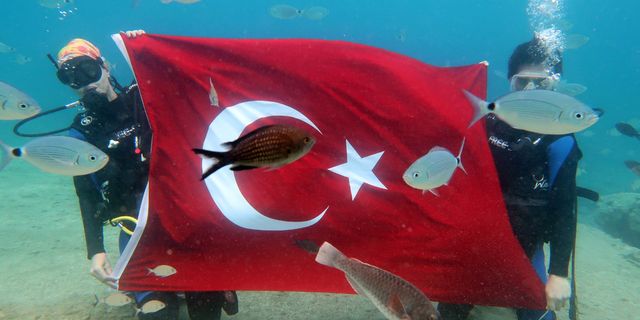 Denizin dibinde Türk Bayrağı açıldı