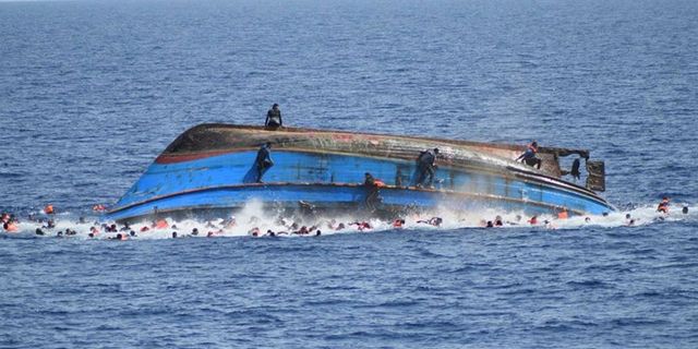 Akdeniz'de yaklaşık bin göçmen taşıyan gemiler su alıyor