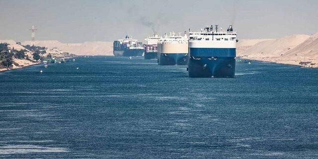 Süveyş Kanalı'nda karaya oturan yük gemisi kurtarıldı