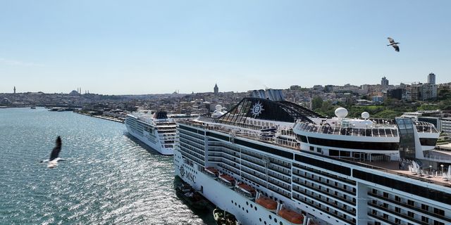 2 dev gemi İstanbul'a demirledi