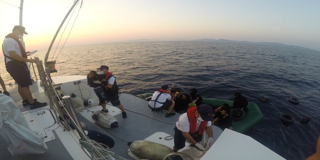 Yunanistan'ın geri ittiği göçmenleri Sahil Güvenlik ekipleri kurtardı