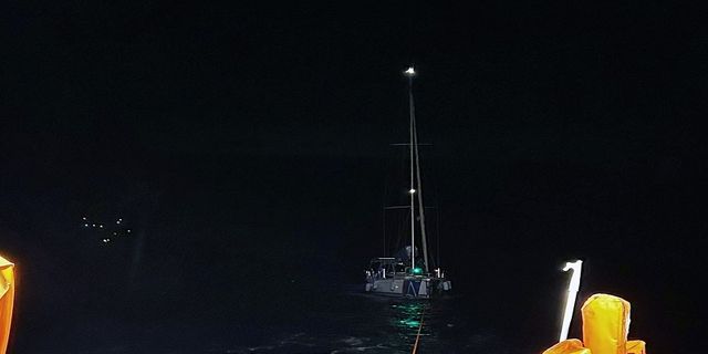 Gemiler Adası açıklarında arızalanan tekneyi KIYEM ekipleri kurtardı