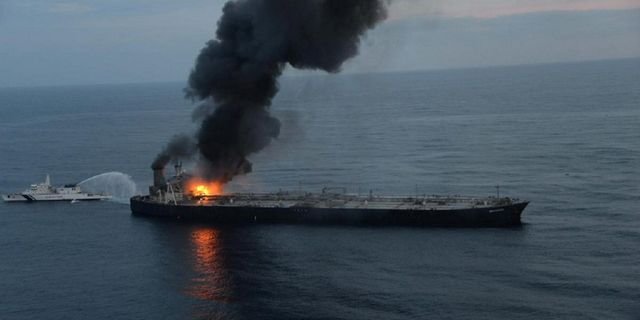 İran açıklarında 40 bin ton petrol taşıyan gemide yangın