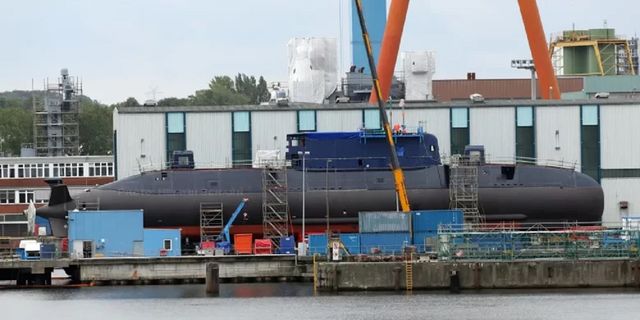 İsrail'in en güçlü denizaltısı Almanya'da suya indi