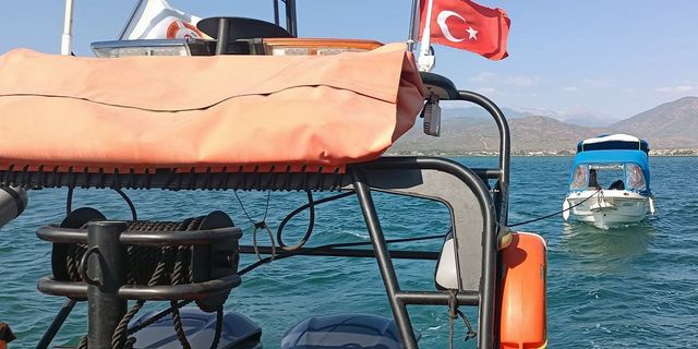 Fethiye'de sürüklenen tekneyi KIYEM ekipleri kurtardı