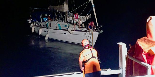 Sürüklenen 14 metrelik tekneyi KIYEM ekipleri kurtardı