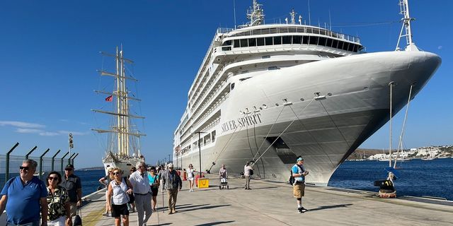 Bodrum’a 2 kruvaziyer yanaştı