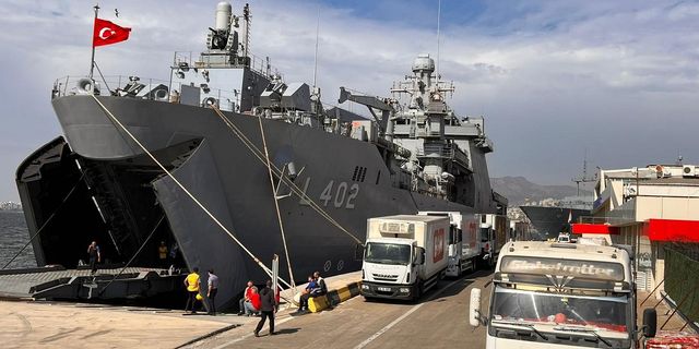 MSB: TCG Bayraktar amfibi gemimiz insani yardım malzemelerini Libya’ya ulaştırdı