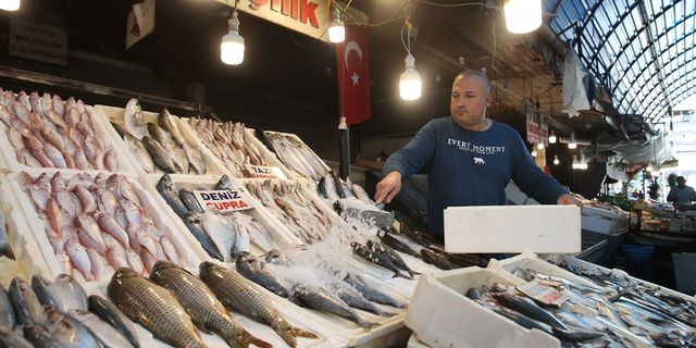 Tezgahlar balıkla doldu taştı, fiyatlar en alt seviyeye düştü