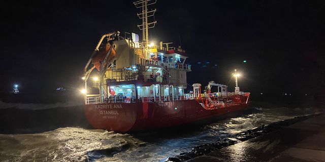 Fırtına yurdu esir aldı... İstanbul'da tanker karaya oturdu
