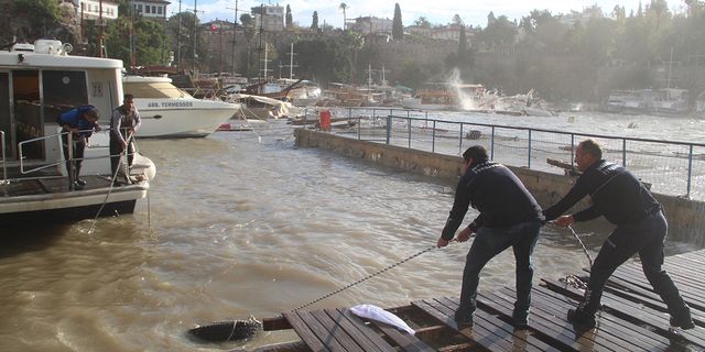 Dev dalgalar yat limanını yuttu