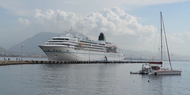 Kruvaziyer "Amadea" Alanya Limanı'na demirledi
