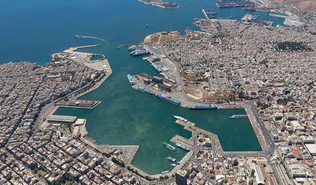 Pire Limanı'na giden 200 binden fazla konteynerin sevkiyatı gecikti