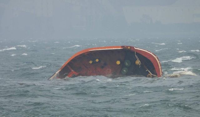 Gaemi Tayfunu nedeniyle yakıt tankeri alabora oldu, kargo gemisi battı