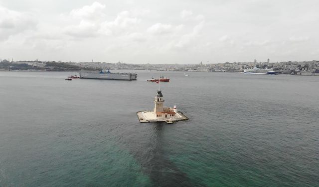 İstanbul Boğazı’ndan geçen yüzer havuz havadan görüntülendi