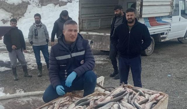 Erçek Gölü'nde kış balıkçılığı devam ediyor