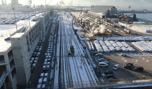 Limana indirilen otomobil tren yoluna uçtu: 1 yaralı
