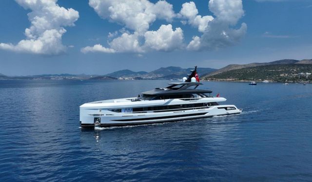 Bodrum’da 1.2 milyarlık süper yat suya indirildi