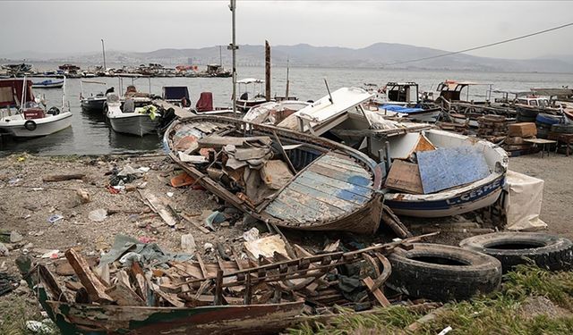 Barınaklarda çevreyi ve güvenliği tehdit eden atıl tekneler toplatılıyor