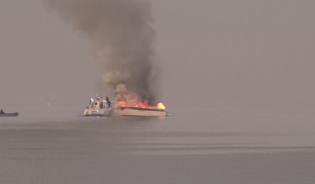 Tuzla'da tekneler alev alev yandı
