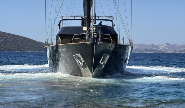 Bodrum'da 7 yılda inşa edilen 50,5 metrelik yelkenli yat denize indirildi