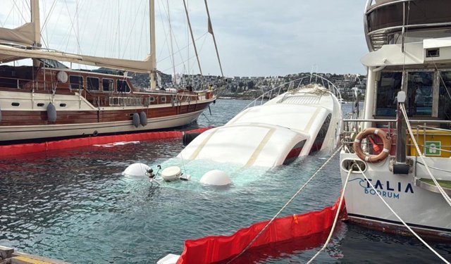 Bodrum’da iskeleye demirli yat battı