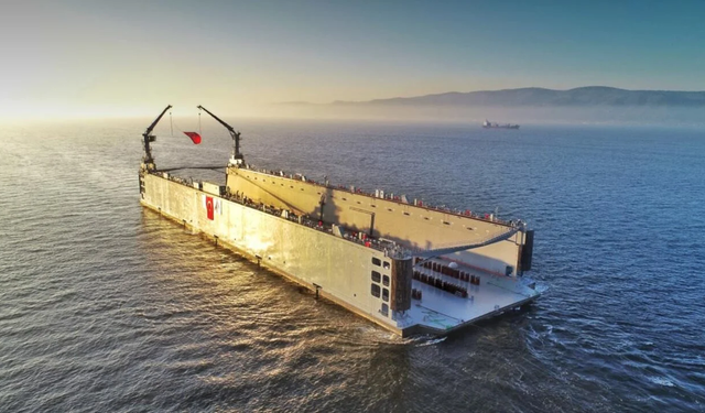 230 metrelik yüzer havuz suya indirildi