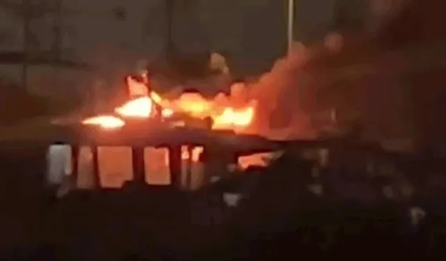 Konyaaltı Balıkçı Barınağı’nda yıldırım yangını: 3 tekne kül oldu