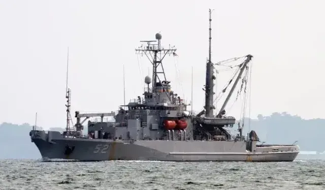 ABD Donanması kurtarma ekipleri, USS Nimitz'den iki enkaz halindeki uçağı kurtardı