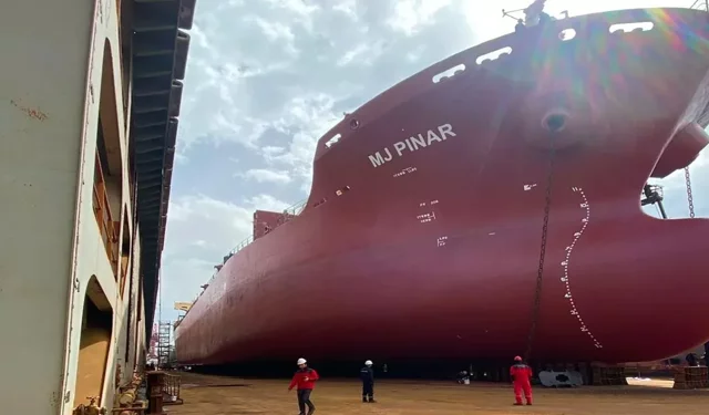 Rusların vurduğu dev gemi Tuzla’da havuzdan çıktı