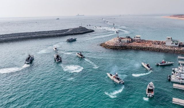 İran, Basra Körfezi'nde kaçak akaryakıt taşıyan 2 tekneye el koydu