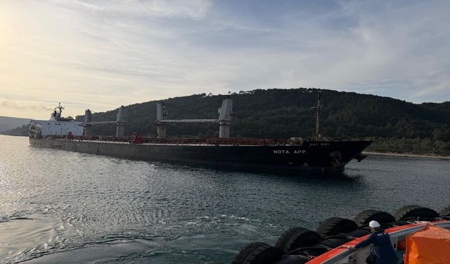Çanakkale Boğazı’nda karaya oturan gemi trafiği durdurdu