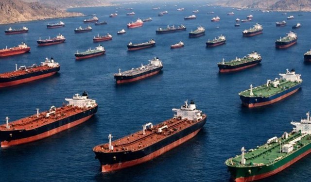 Hürmüz'de sevkiyat yüzde 86 düştü, 700’den fazla tanker bekliyor