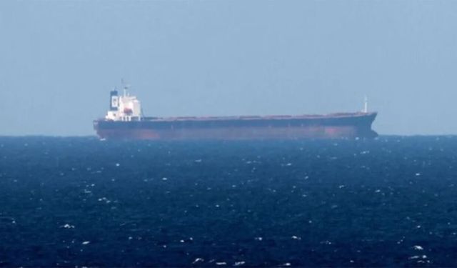 Yunan petrol tankeri sinyallerini kapatarak Hürmüz'den geçti