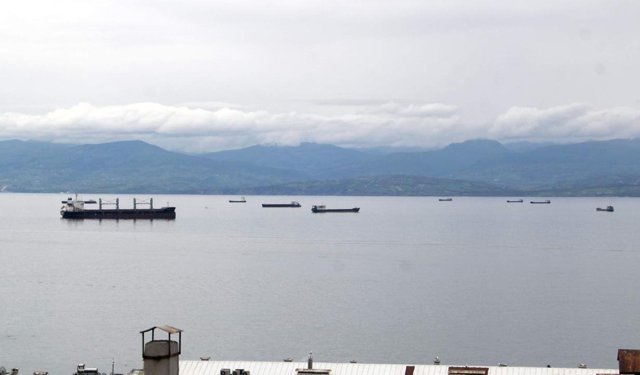 Karadeniz’de fırtına alarmı: Yük gemileri demir attı