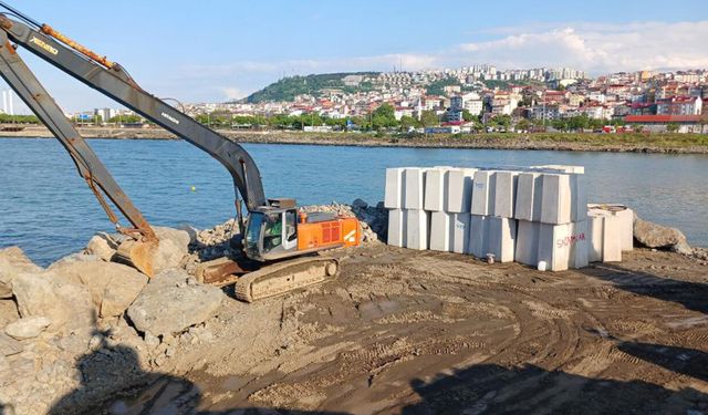 Faroz Limanı'nda 21 tonluk beton blokların dizilmesine başlandı