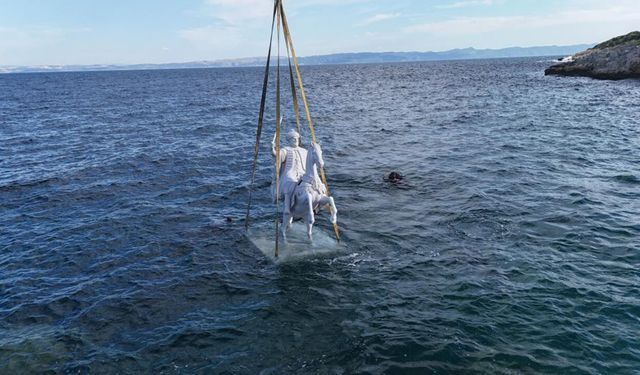 Saros'ta üç heykel suya batırıldı