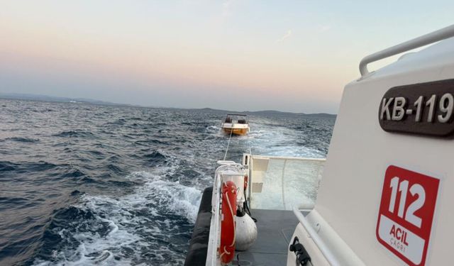 Çanakkale Boğazı’nda sürüklenen tekne kurtarıldı