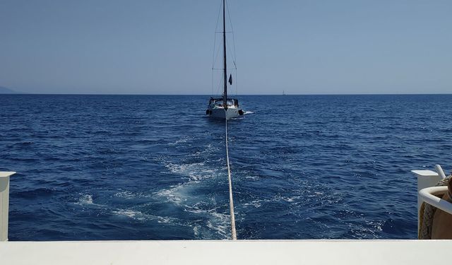 Göcek'te arızalanan tekne kurtarıldı