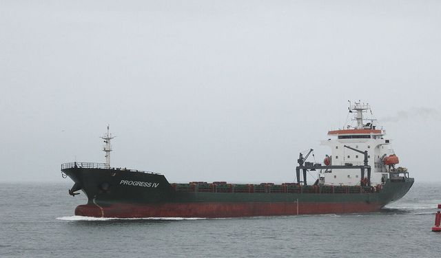 Karadeniz’de yanan kargo gemisi battı: 12 denizci kurtarıldı