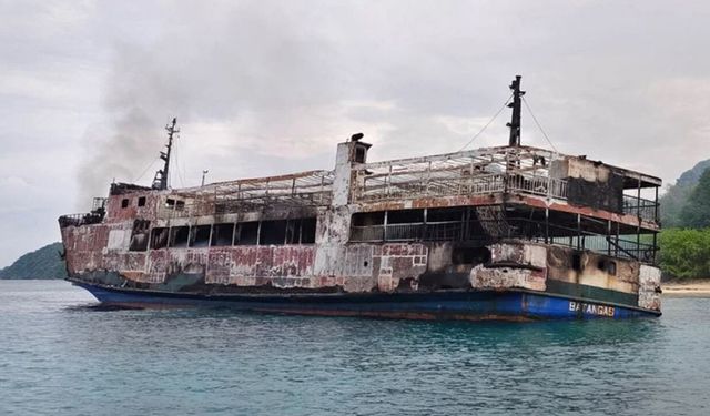 Yolcu feribotu yandı: 5 kişi öldü, 87 kişi kayıp