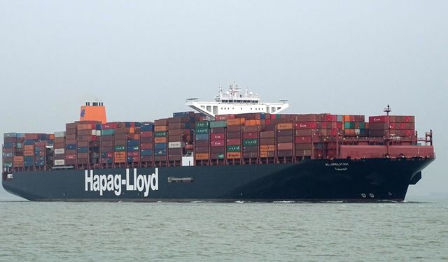 Hapag-Lloyd gemisi Süveyş Kanalı’ndan geçti