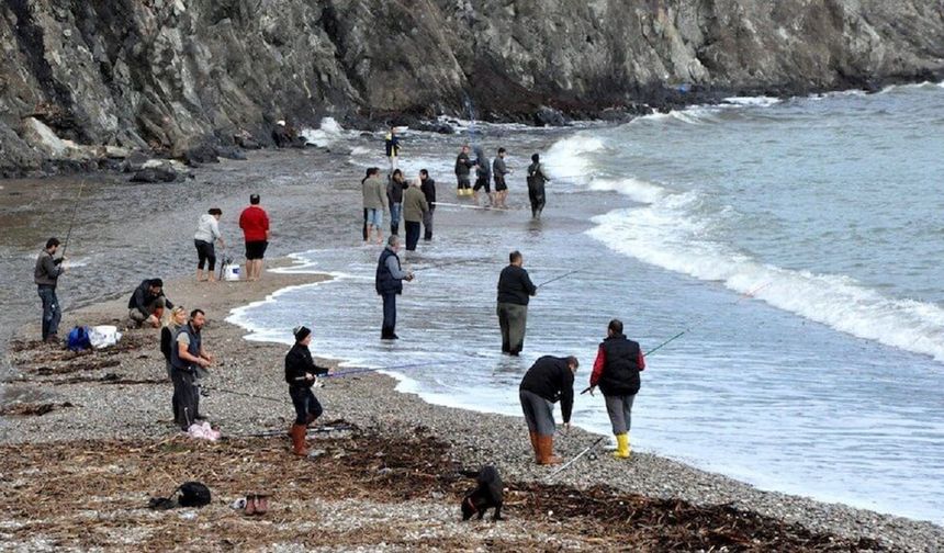 Antalya'da fırtına balık üretim çiftliğini vurdu, oltasını alan sahile koştu