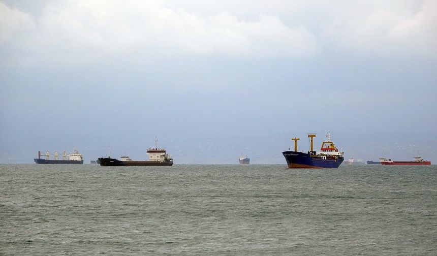 Fırtınadan kaçan çok sayıda gemi Sinop limanına demir attı