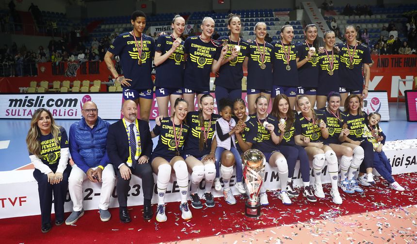 Sanmar sponsorluğundaki Fenerbahçe Opet Kadın Voleybol Takımı şampiyonluğunu kutluyor