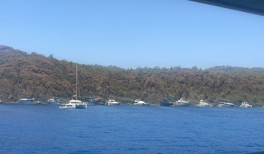 Yangın nedeniyle yatlar Marmaris koylarına kaçtı