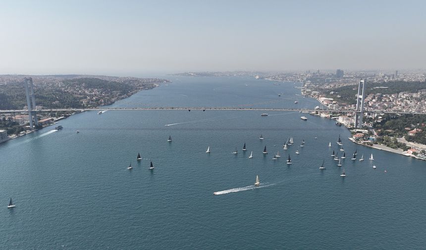 İstanbul Boğazı’nda yapılan yelkenli yarışı kartpostallık görüntüler oluşturdu