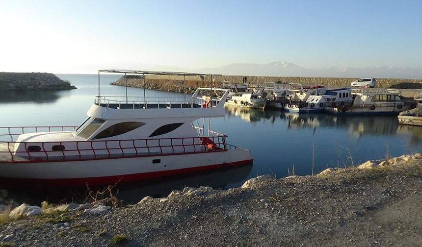 Van Gölü'nde sular çekildi, tekneler limanda mahsur kaldı