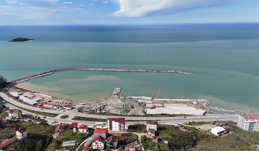Türkiye'nin en büyük balıkçı barınağının inşaatı sürüyor